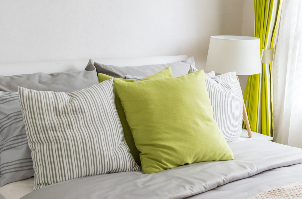 modern-bedroom-with-green-pillow-on-bed